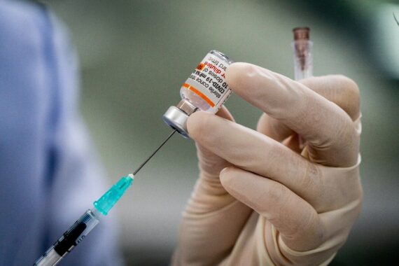 Pharmacies should deliver all adult vaccinations, suggests report